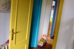 Coloridas puertas en "casa con niños"